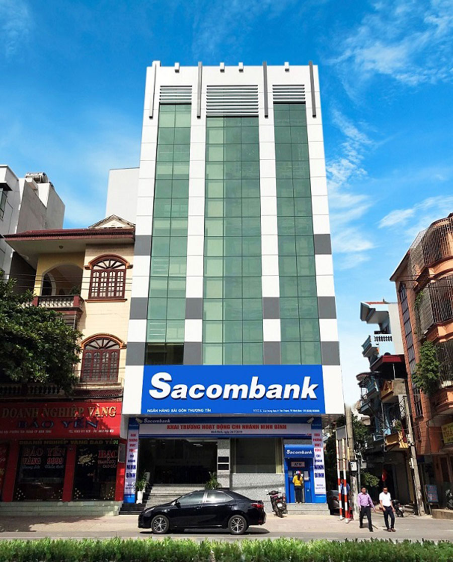 Hoàn thiện thi công vách ngăn vệ sinh tại Ngân hàng Sacombank